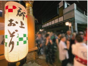 来場者でにぎわう「徹夜おどり」