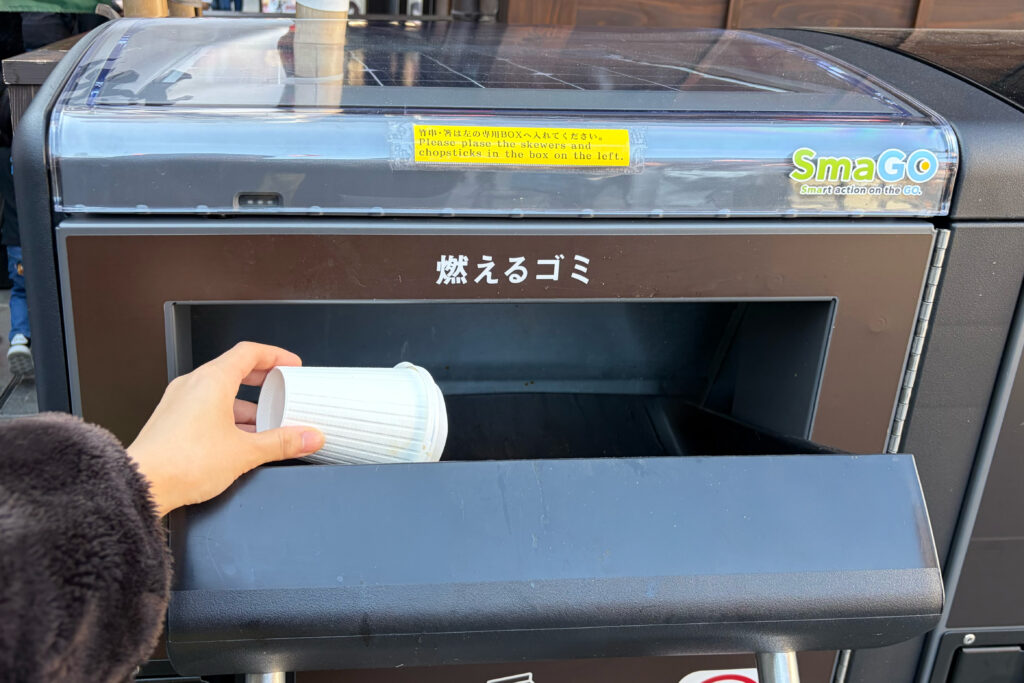 ゴミを捨てる様子